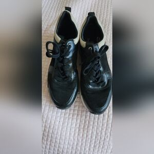 Nordstrom Rack Black and Cream Casual Lace-Up Sneakers Size 6